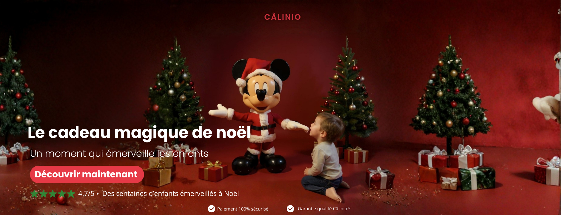 Figurine géante de Noël – ambiance salon, sapin et cadeaux